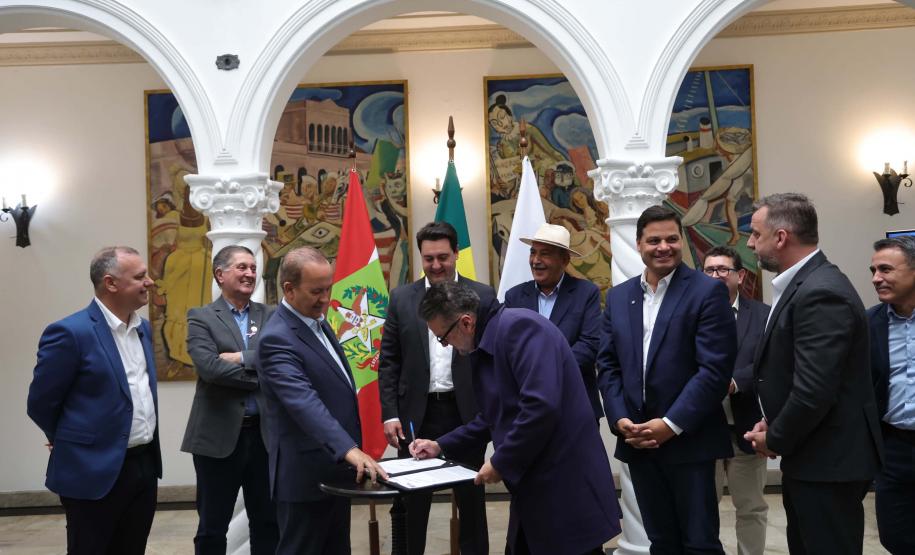 pessoas comemorando o acordo