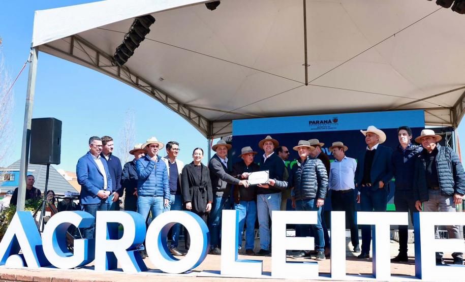 pessoas comemorando conclusão da pavimentação de Castro