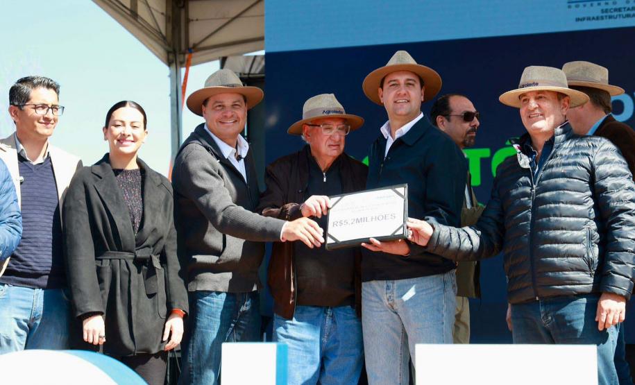pessoas comemorando conclusão da pavimentação de Castro