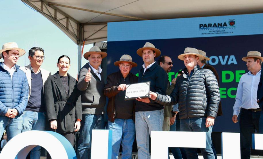 pessoas comemorando conclusão da pavimentação de Castro