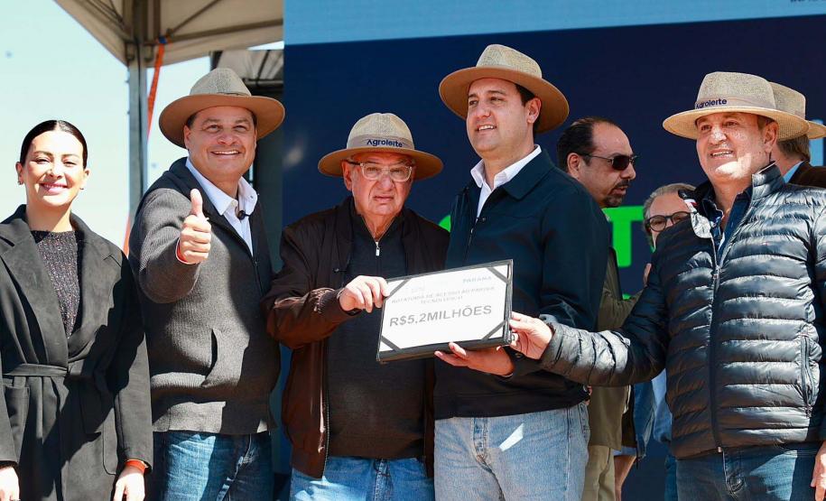 pessoas comemorando conclusão da pavimentação de Castro