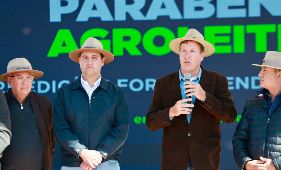 Homem falando em cima do palco