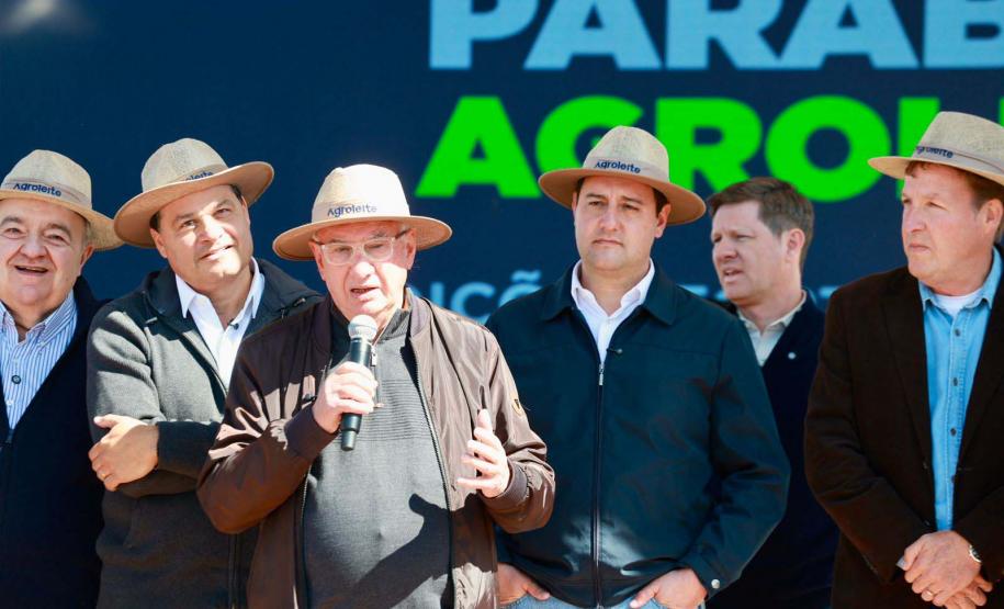 pessoas comemorando conclusão da pavimentação de Castro