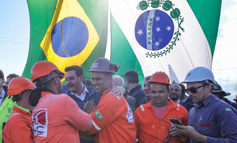 Pessoas comemorando o inicio da duplicação em concreto da PR-412 entre Matinhos e Pontal do Paraná