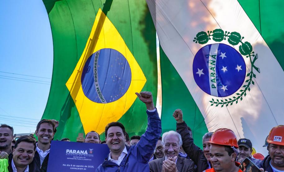 Pessoas comemorando o inicio da duplicação em concreto da PR-412 entre Matinhos e Pontal do Paraná