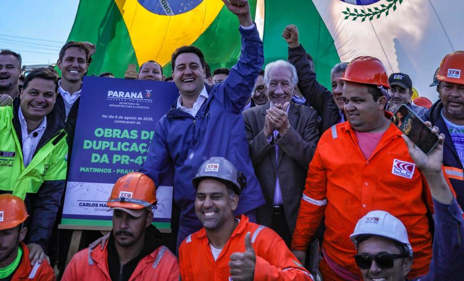 Pessoas comemorando o inicio da duplicação em concreto da PR-412 entre Matinhos e Pontal do Paraná