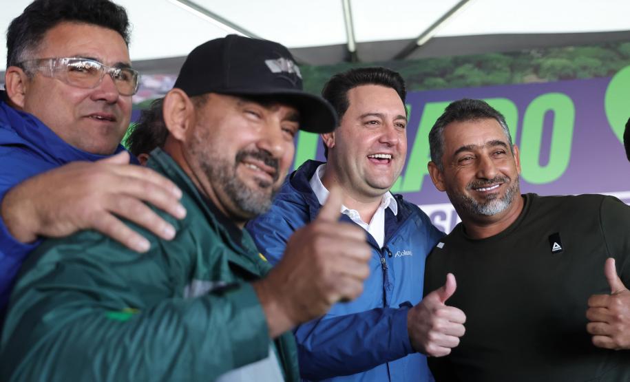 Pessoas comemorando o inicio da duplicação em concreto da PR-412 entre Matinhos e Pontal do Paraná