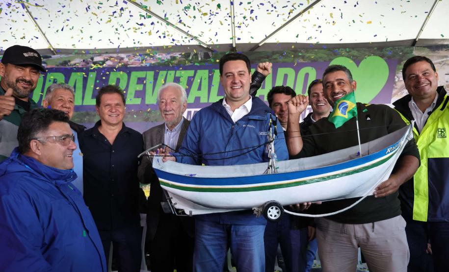 Pessoas comemorando o inicio da duplicação em concreto da PR-412 entre Matinhos e Pontal do Paraná