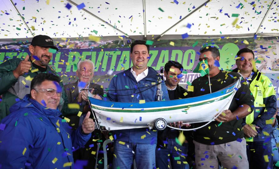 Pessoas comemorando o inicio da duplicação em concreto da PR-412 entre Matinhos e Pontal do Paraná