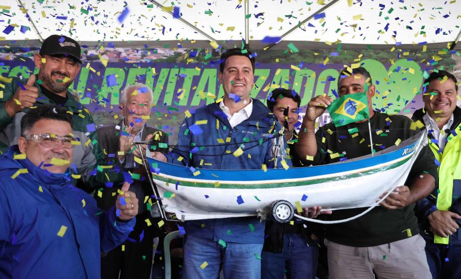 Pessoas comemorando o inicio da duplicação em concreto da PR-412 entre Matinhos e Pontal do Paraná