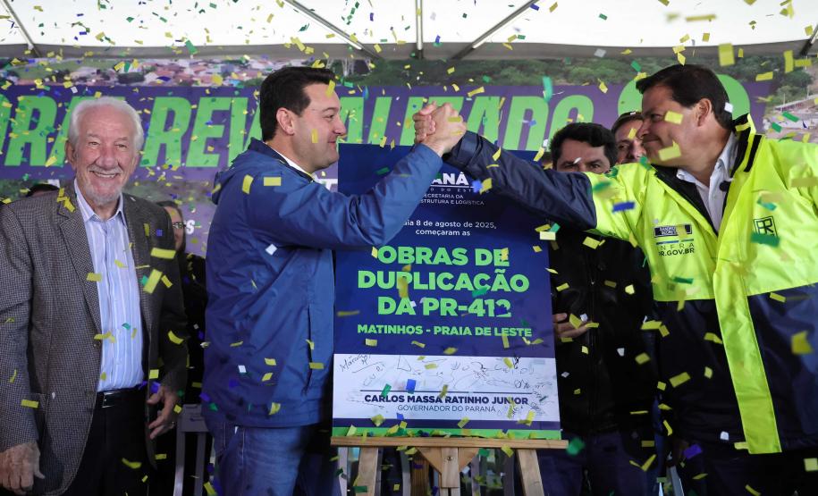 Pessoas comemorando o inicio da duplicação em concreto da PR-412 entre Matinhos e Pontal do Paraná