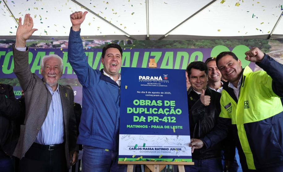 Pessoas comemorando o inicio da duplicação em concreto da PR-412 entre Matinhos e Pontal do Paraná