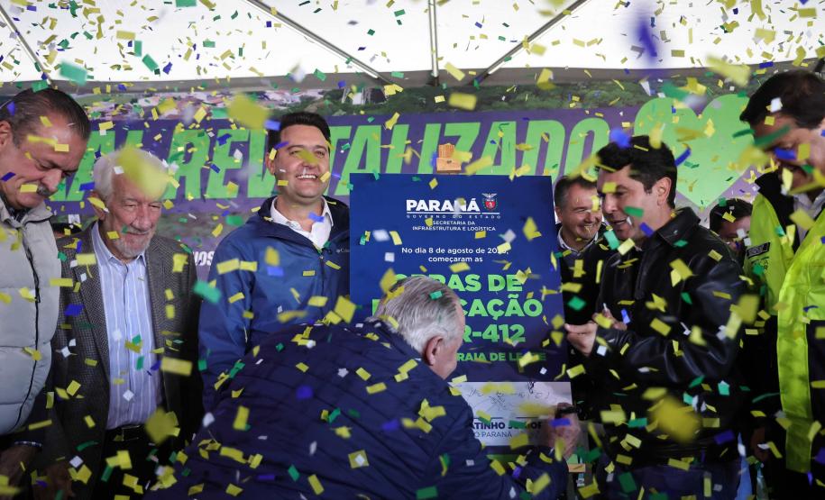 Pessoas comemorando o inicio da duplicação em concreto da PR-412 entre Matinhos e Pontal do Paraná