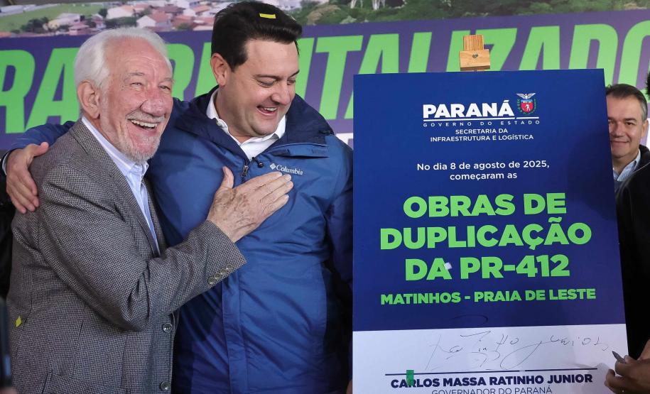 Pessoas comemorando o inicio da duplicação em concreto da PR-412 entre Matinhos e Pontal do Paraná