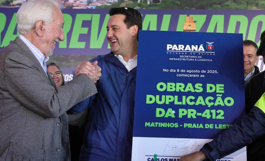 Pessoas comemorando o inicio da duplicação em concreto da PR-412 entre Matinhos e Pontal do Paraná
