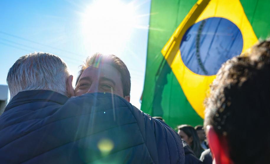 Pessoas comemorando o inicio da duplicação em concreto da PR-412 entre Matinhos e Pontal do Paraná