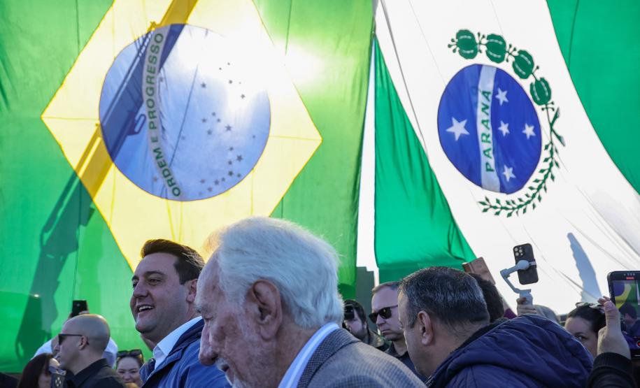 Pessoas comemorando o inicio da duplicação em concreto da PR-412 entre Matinhos e Pontal do Paraná