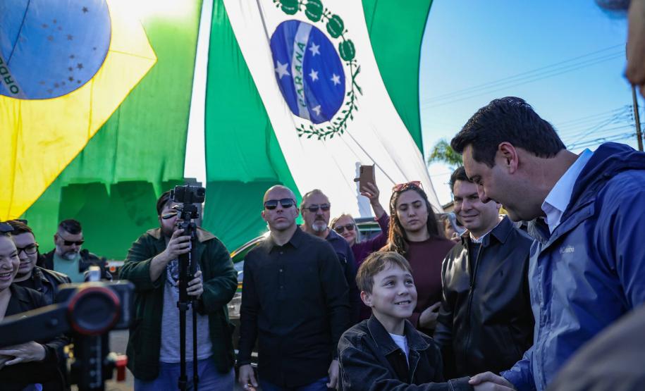 Pessoas comemorando o inicio da duplicação em concreto da PR-412 entre Matinhos e Pontal do Paraná