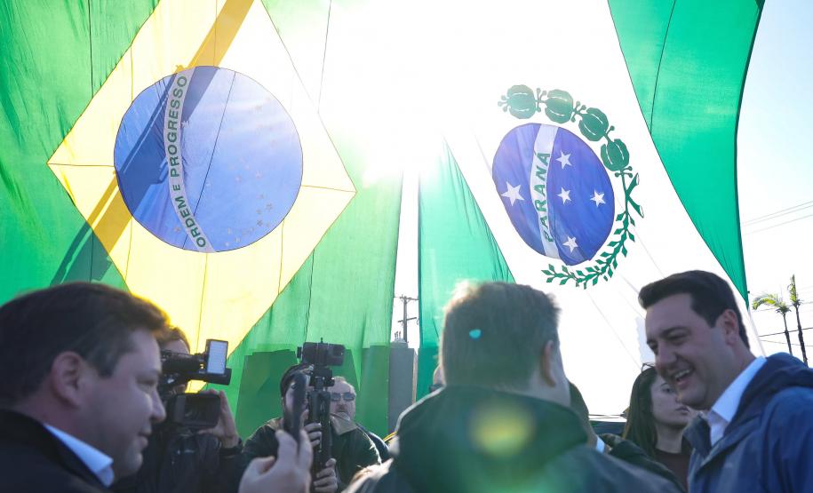 Pessoas comemorando o inicio da duplicação em concreto da PR-412 entre Matinhos e Pontal do Paraná