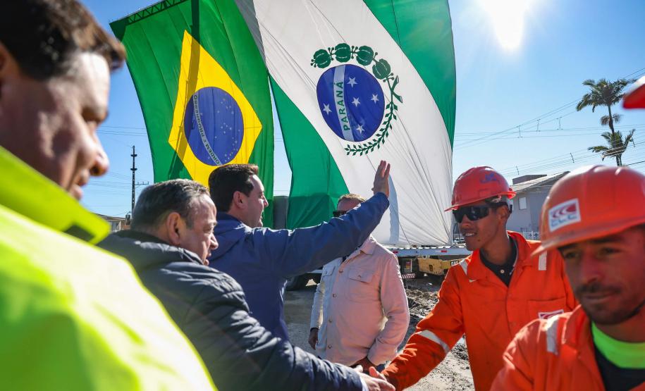 Pessoas comemorando o inicio da duplicação em concreto da PR-412 entre Matinhos e Pontal do Paraná