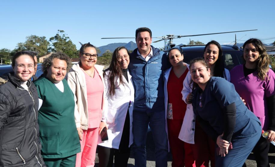 Pessoas comemorando o inicio da duplicação em concreto da PR-412 entre Matinhos e Pontal do Paraná