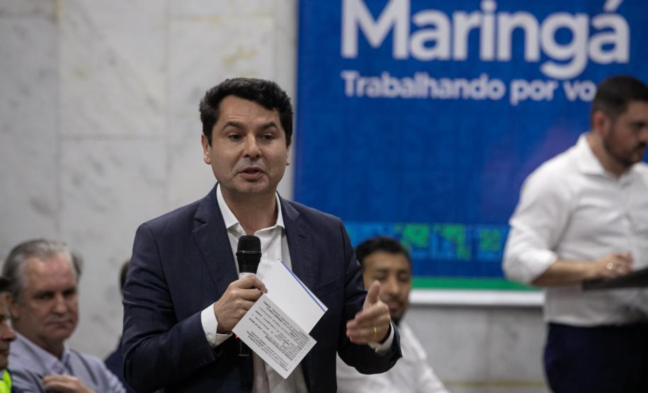 Homem falando de cima de um palco