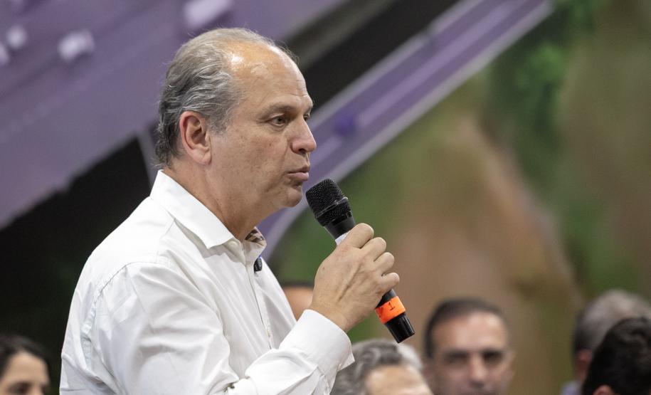 Homem falando de cima de um palco