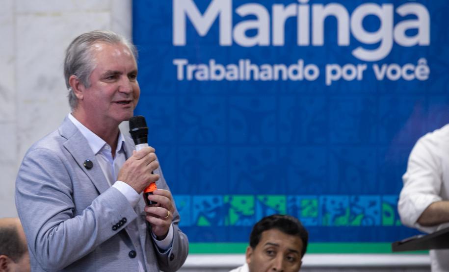 Homem falando de cima de um palco