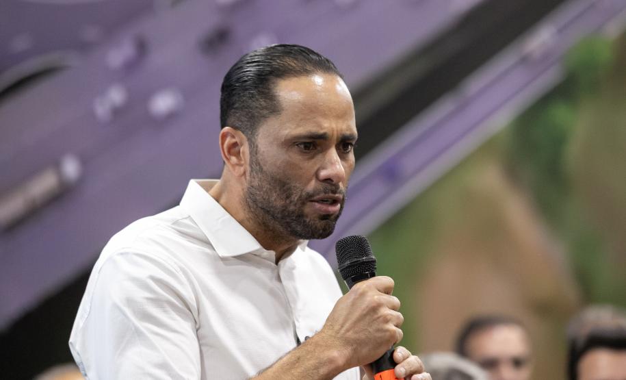 Homem falando de cima de um palco