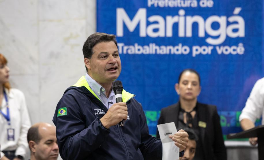 Secretário de infraestrutura e Logística falando de cima de um palco