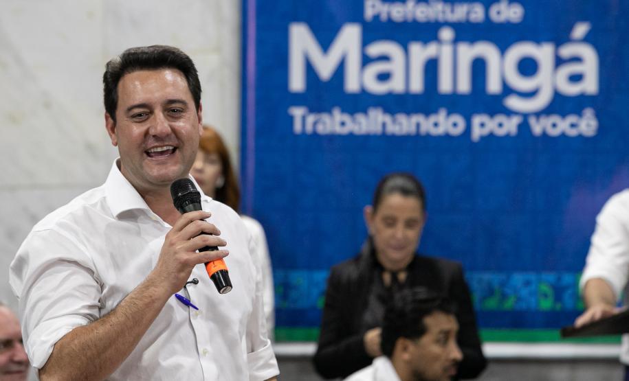 Governador, Ratinho Júnior, falando no microfone