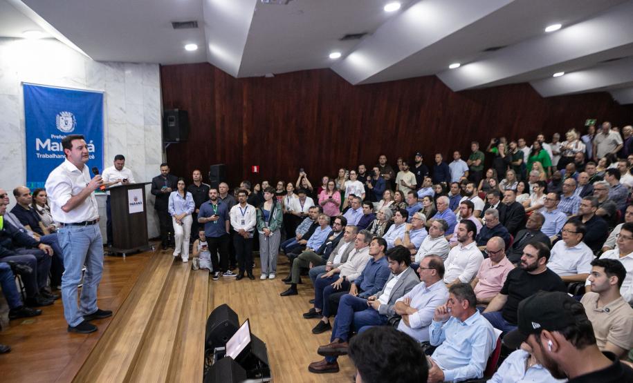 Governador, Ratinho Júnior, falando de cima de um palco