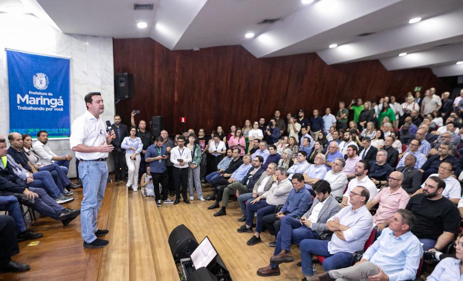 Governador, Ratinho Júnior, falando de cima de um palco