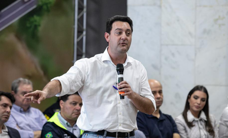 Governador, Ratinho Júnior, falando de cima de um palco