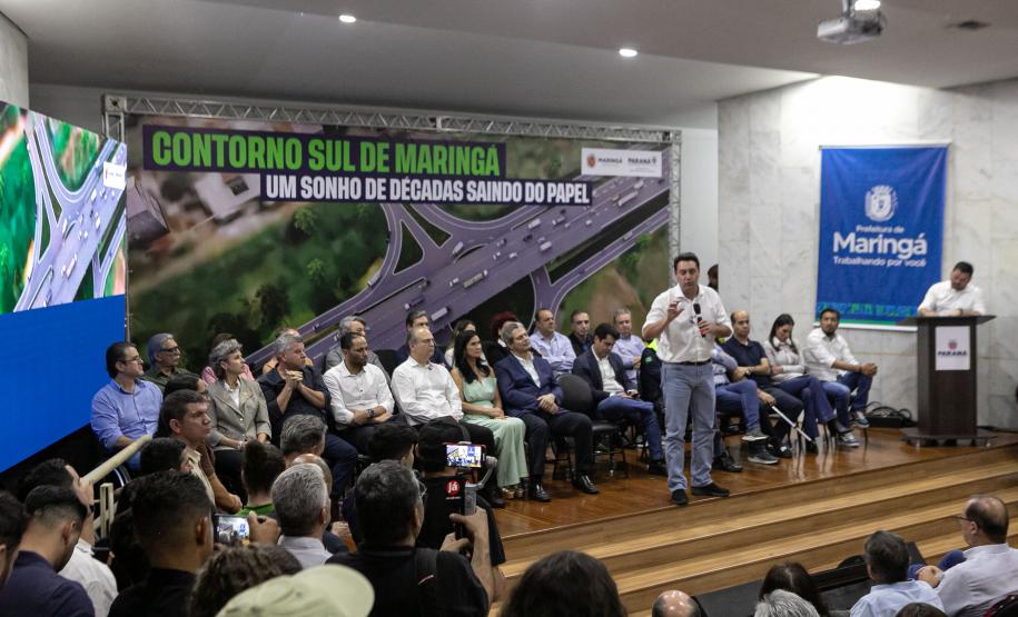 Governador, Ratinho Júnior, falando de cima de um palco