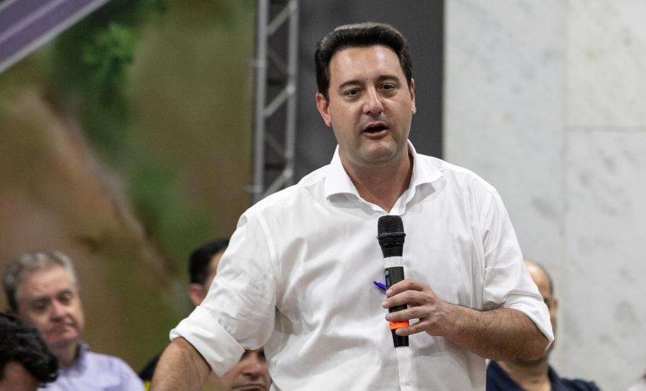 Governador, Ratinho Júnior, falando de cima de um palco