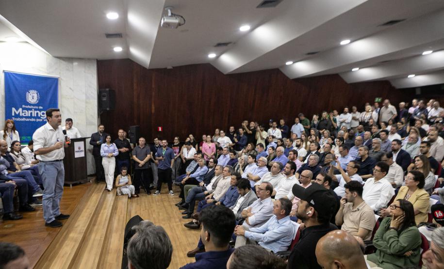 Governador, Ratinho Júnior, falando de cima de um palco