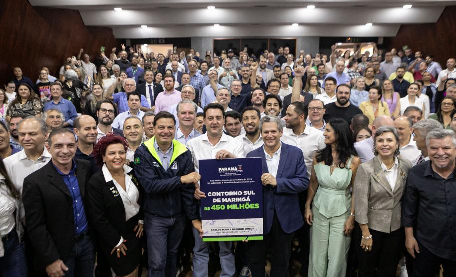 Pessoas comemorando autoriza convênio da duplicação do Contorno Sul de Maringá