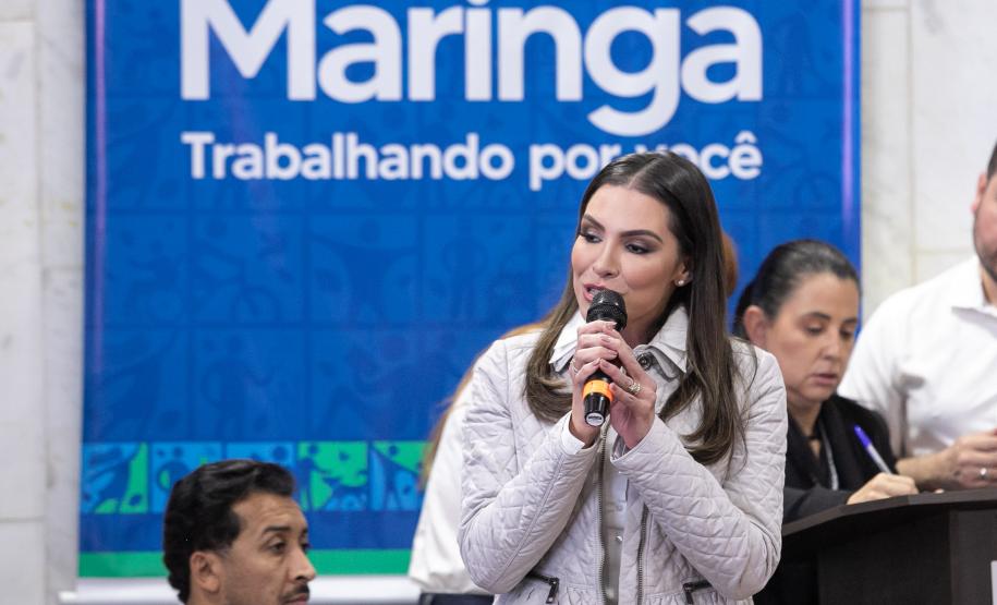 Mulher falando de cima de um palco