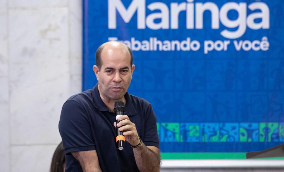 Homem falando de cima de um palco