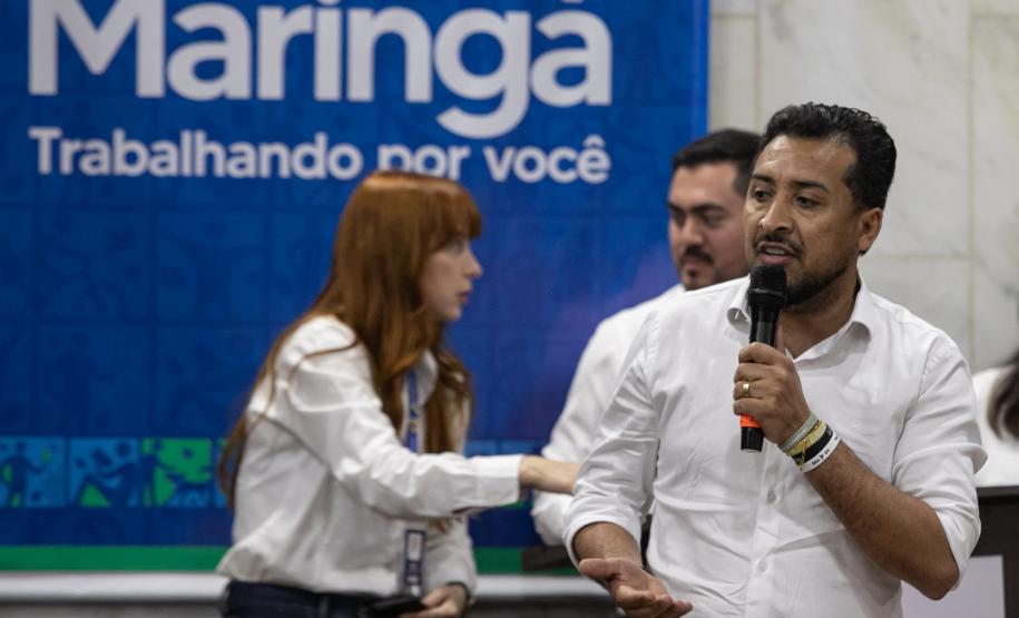 Homem falando de cima de um palco