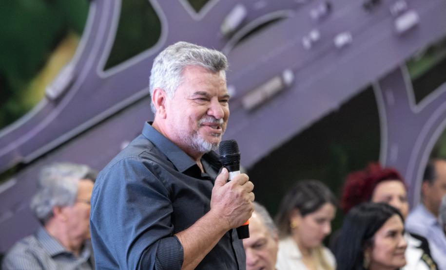 Homem falando de cima de um palco