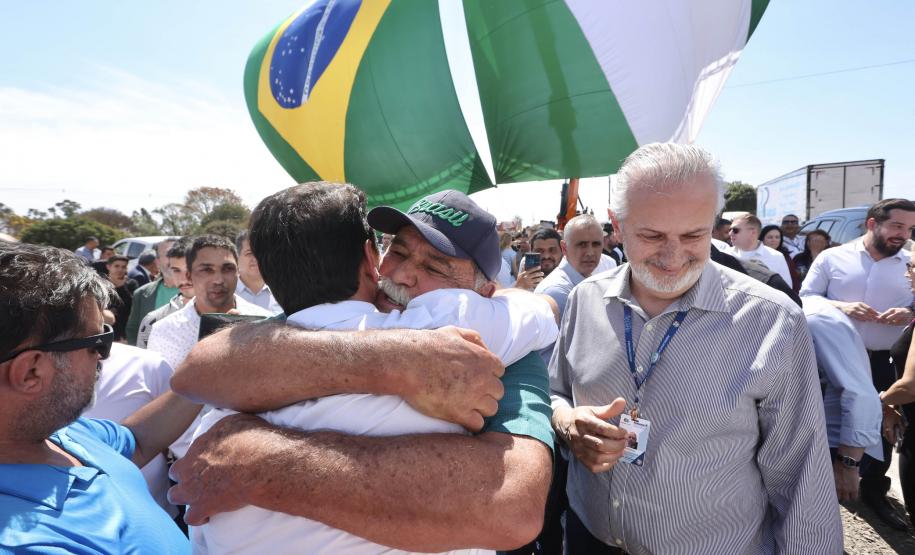 Pessoas posando para fotos