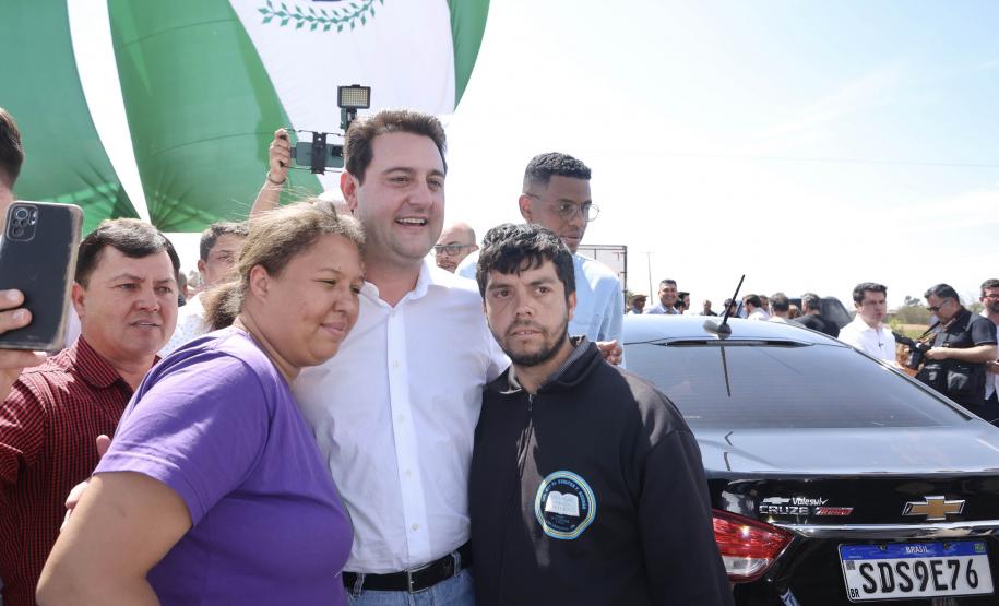 Pessoas posando para fotos