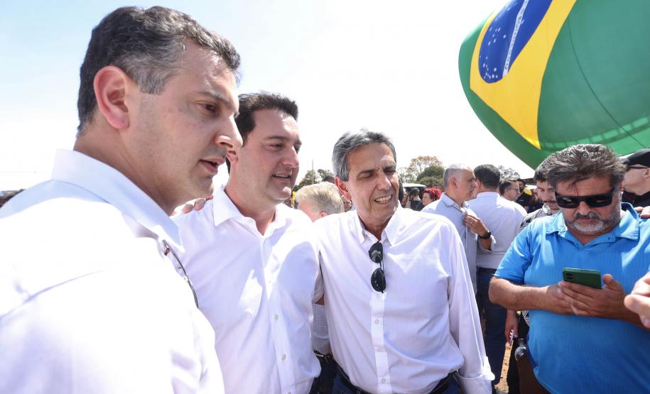 Pessoas posando para fotos