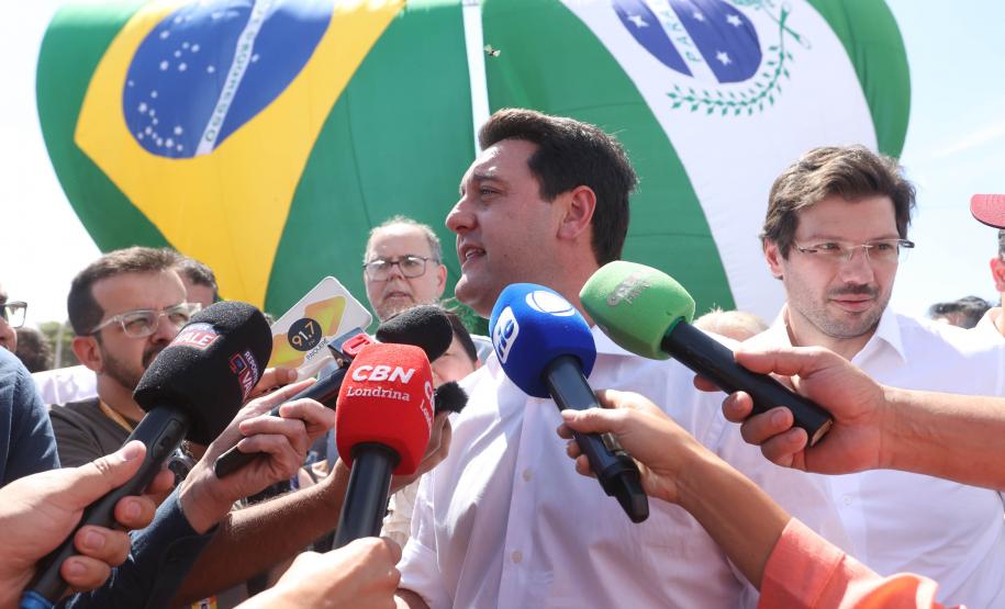 Governador dando entrevistas para repórteres