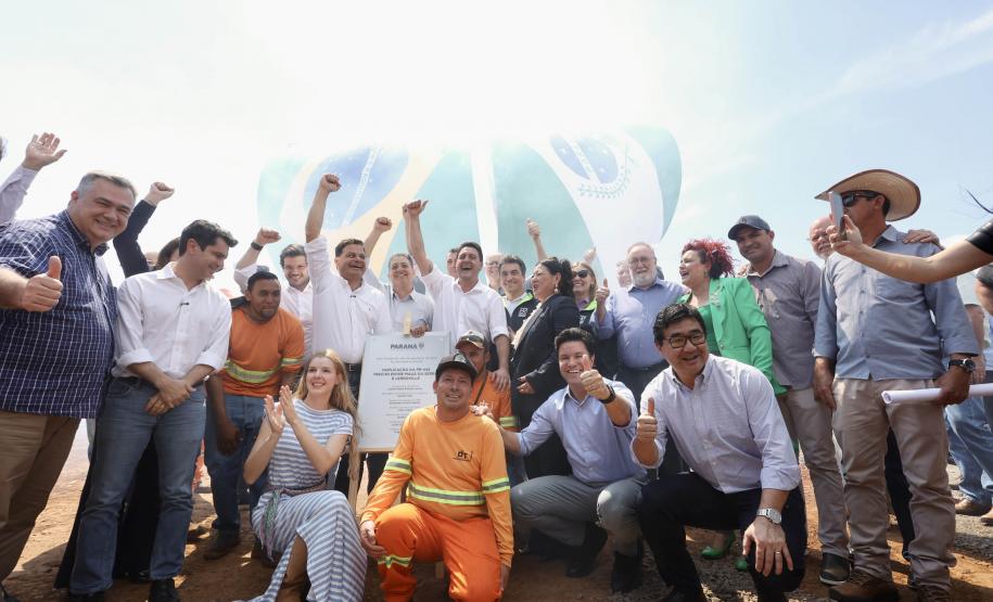 Pessoas comemorando a duplicação