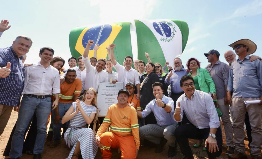 Pessoas comemorando a duplicação