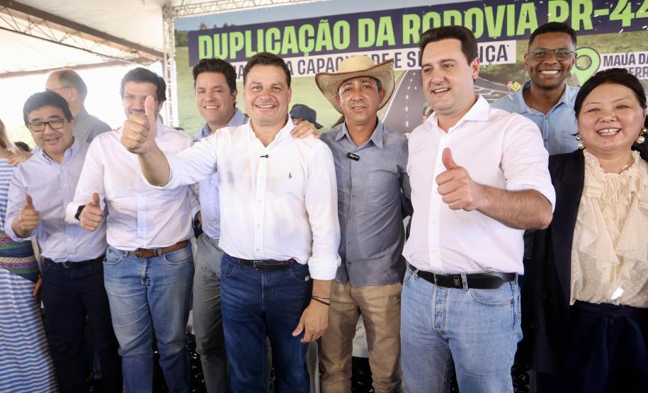 Pessoas posando para foto em cima do palco