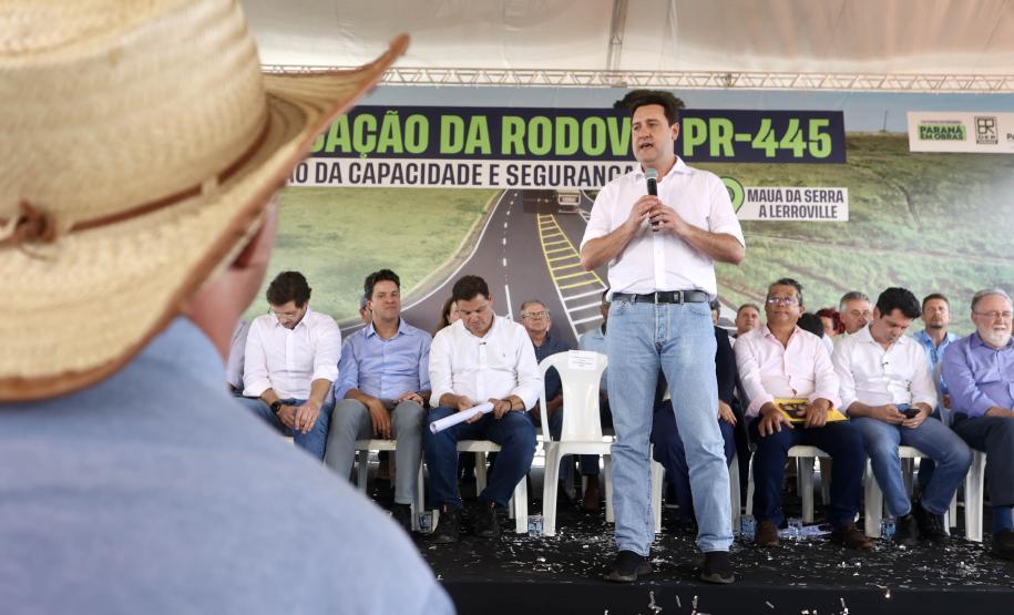 Governador discursando em cima do palco